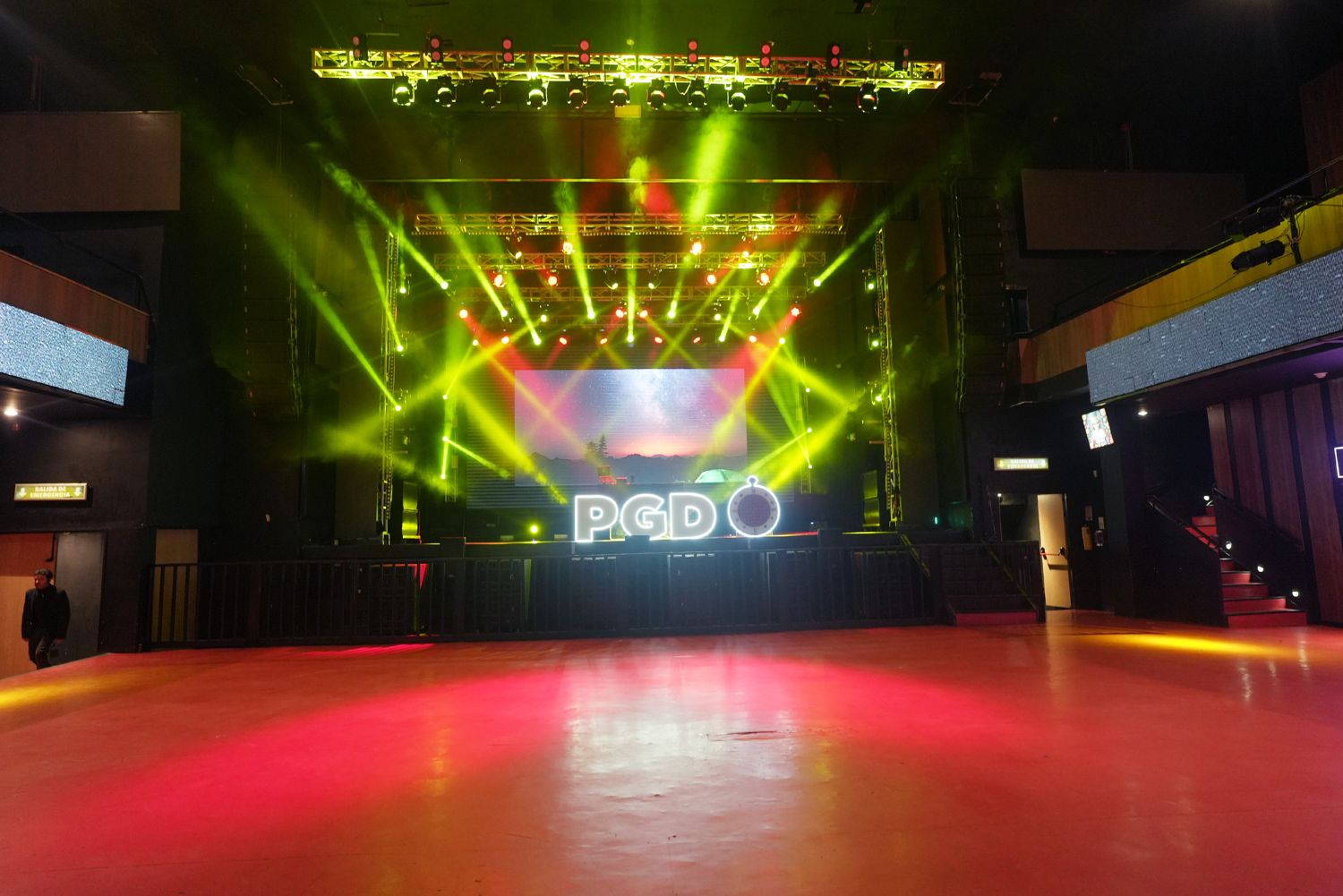 Escenario con iluminación y pantalla